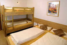 Ferienwohnung in Silberleiten für 14 Personen - Schlafzimmer mit Doppelbett und Etagenbett